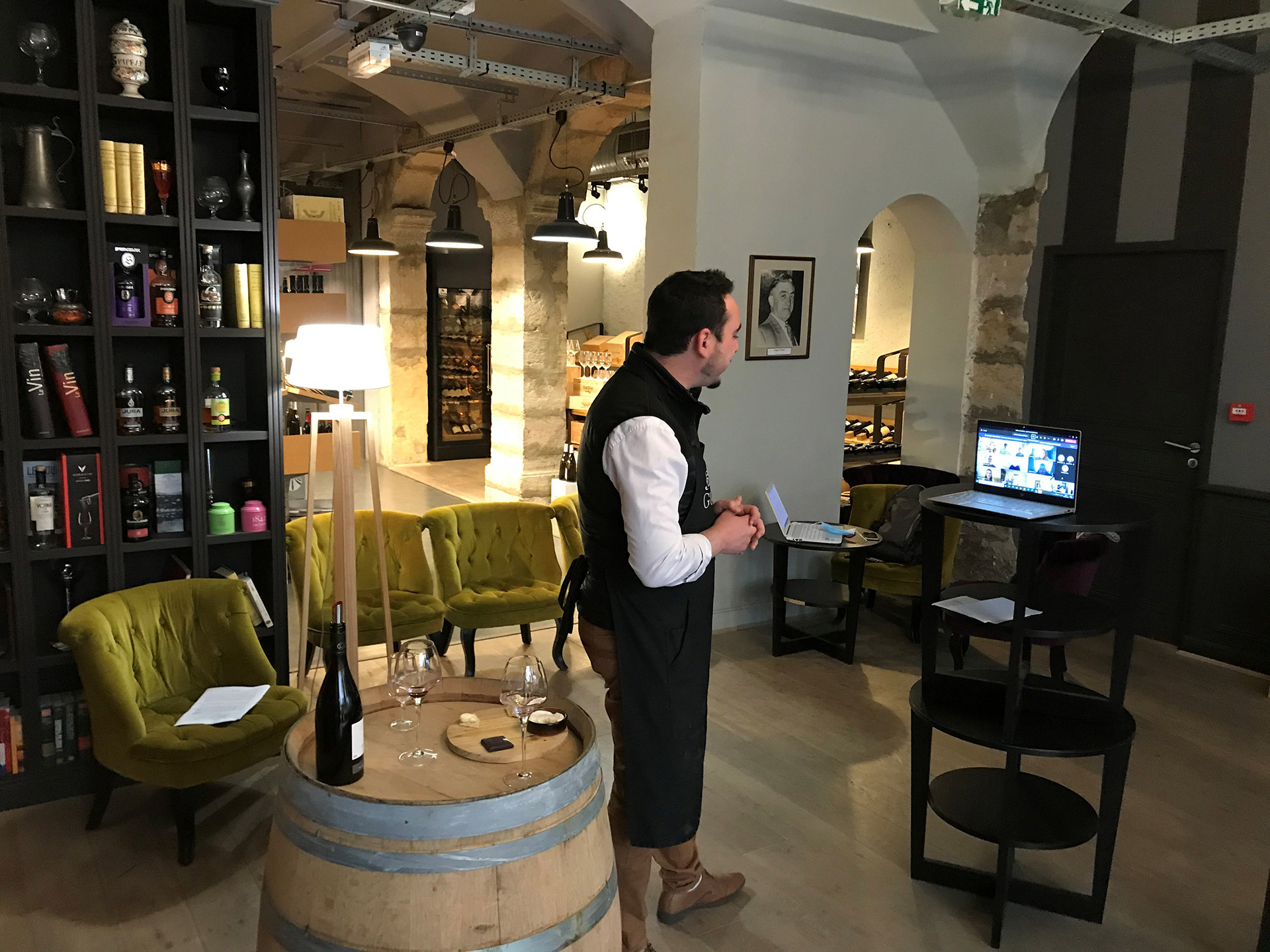 Vincent, sommelier de la Maison Guyot quai Saint-Antoine, lors d'une dégustation en visio.