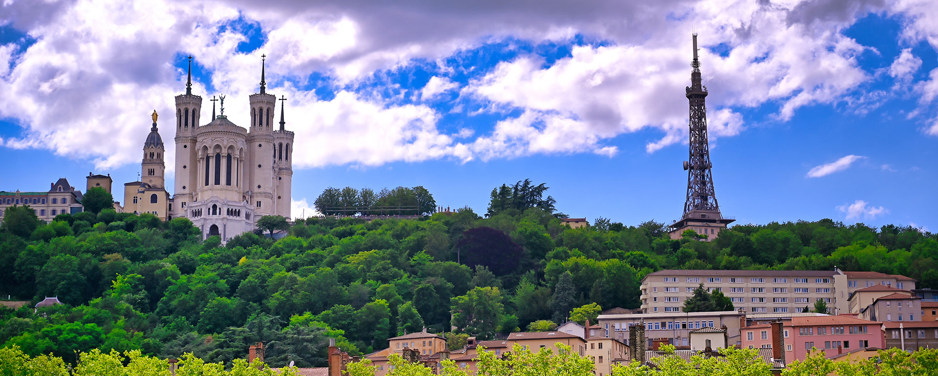 Fourvière (basilique et tour métallique)  © STLJB / Shutterstock 1740608969