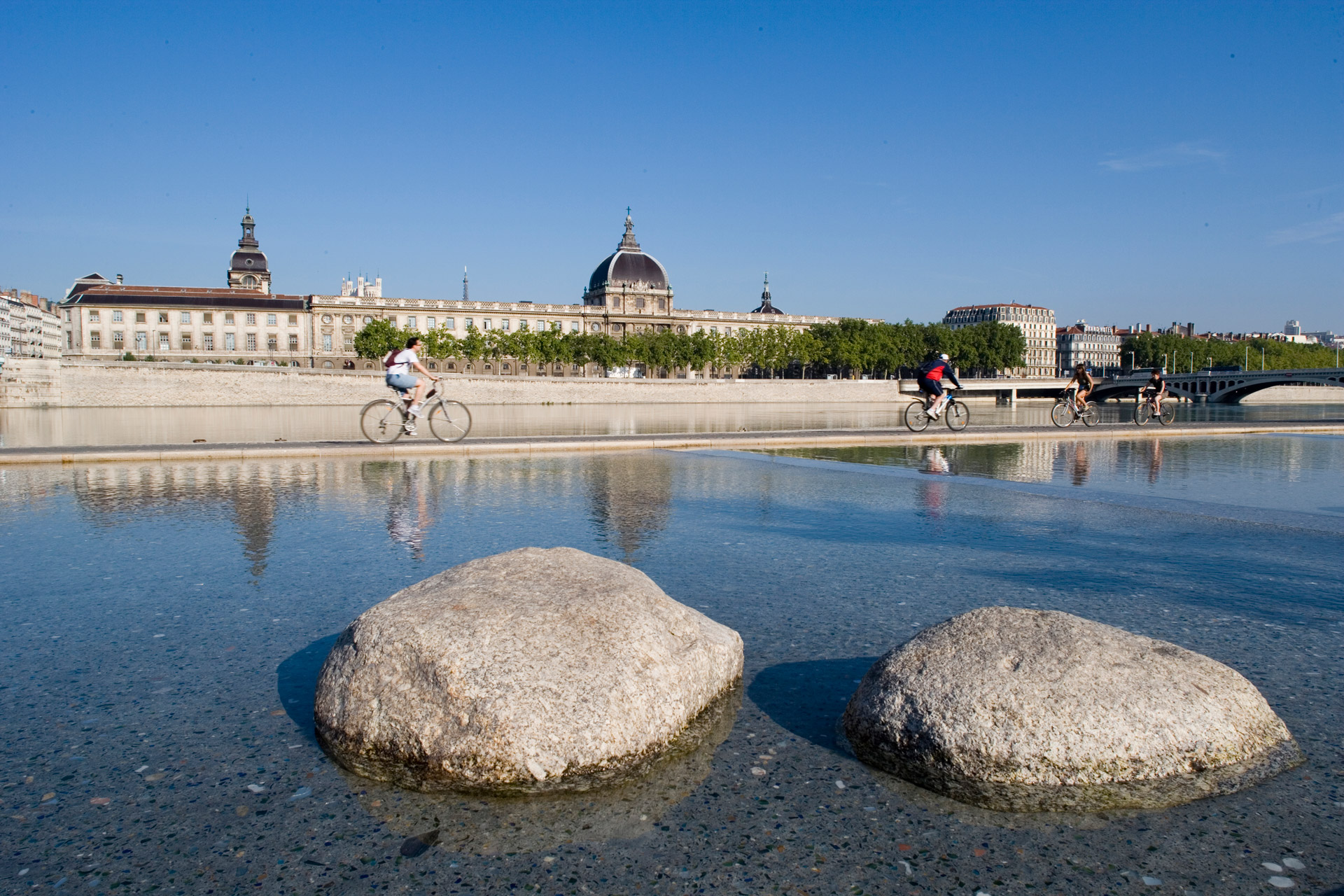 En vélo sur les Berges du Rhône © Tristan Deschamps