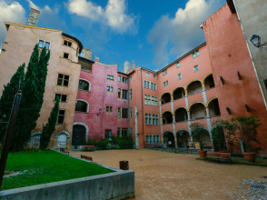 Place de la Basoche © Romain Biard / Shutterstock 1041637660