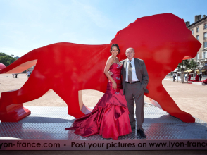 Gérard Collomb devant la sculpture ONLYLYON Place Bellecour - Brice Robert