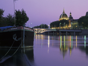 Le Rhône, péniche et Hôtel-Dieu © Tristan Deschamps