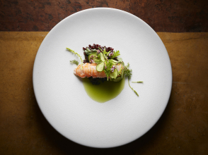 Les Apothicaires - Langoustine cuite à la vapeur de Verveine, riz noir grill eau de concombre et herbes et fleurs d'été © Thomas Dhellemmes