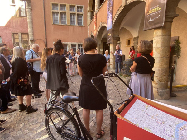 Le dispositif d'accueil nomade dans le Vieux-Lyon été 2023 avec les volontaires du tourisme © Florence Chappuis