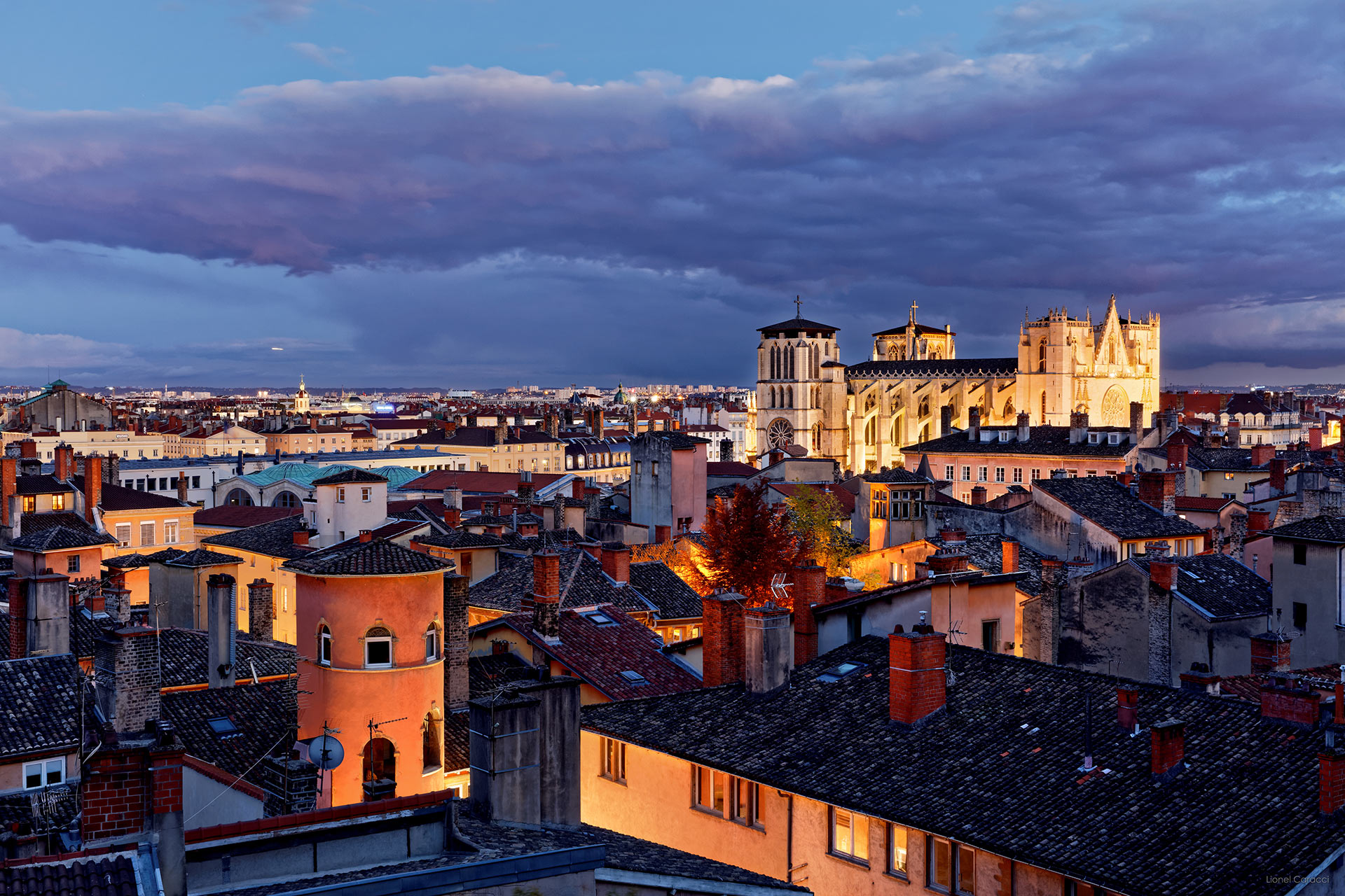 Le Vieux-Lyon de nuit © Krom Galerie