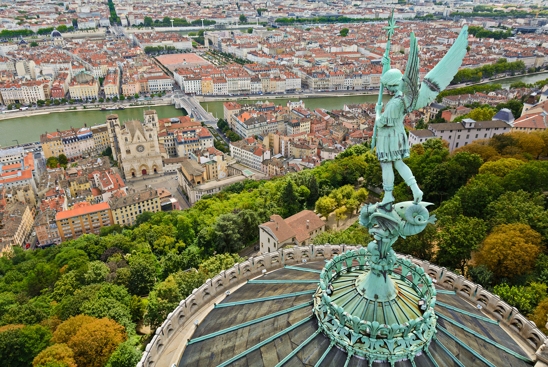 Statue de Saint-Michel sur les toits de la basilique de Fourvière © Gaël Fontaine