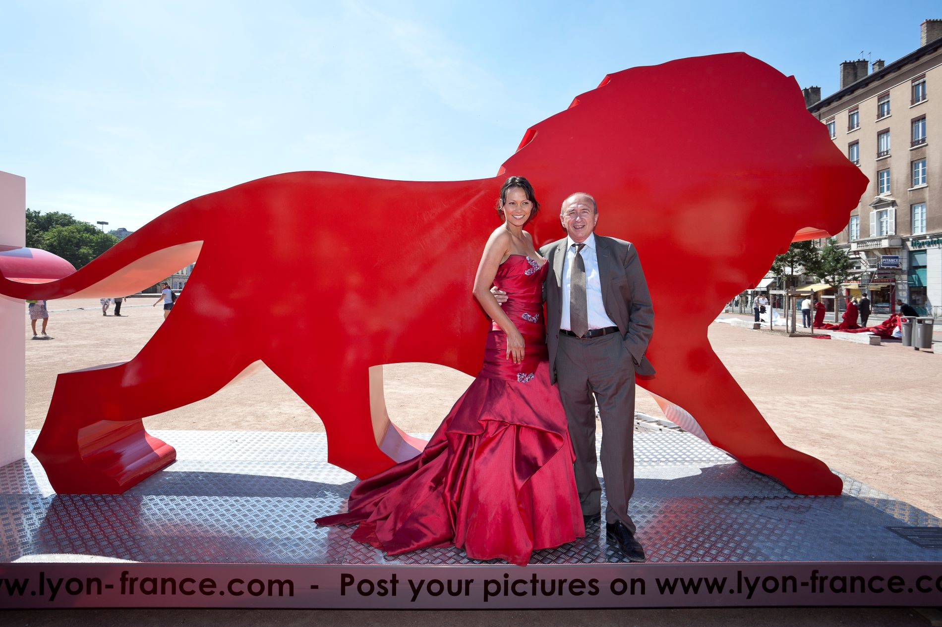 Gérard Collomb devant la sculpture ONLYLYON Place Bellecour - Brice Robert