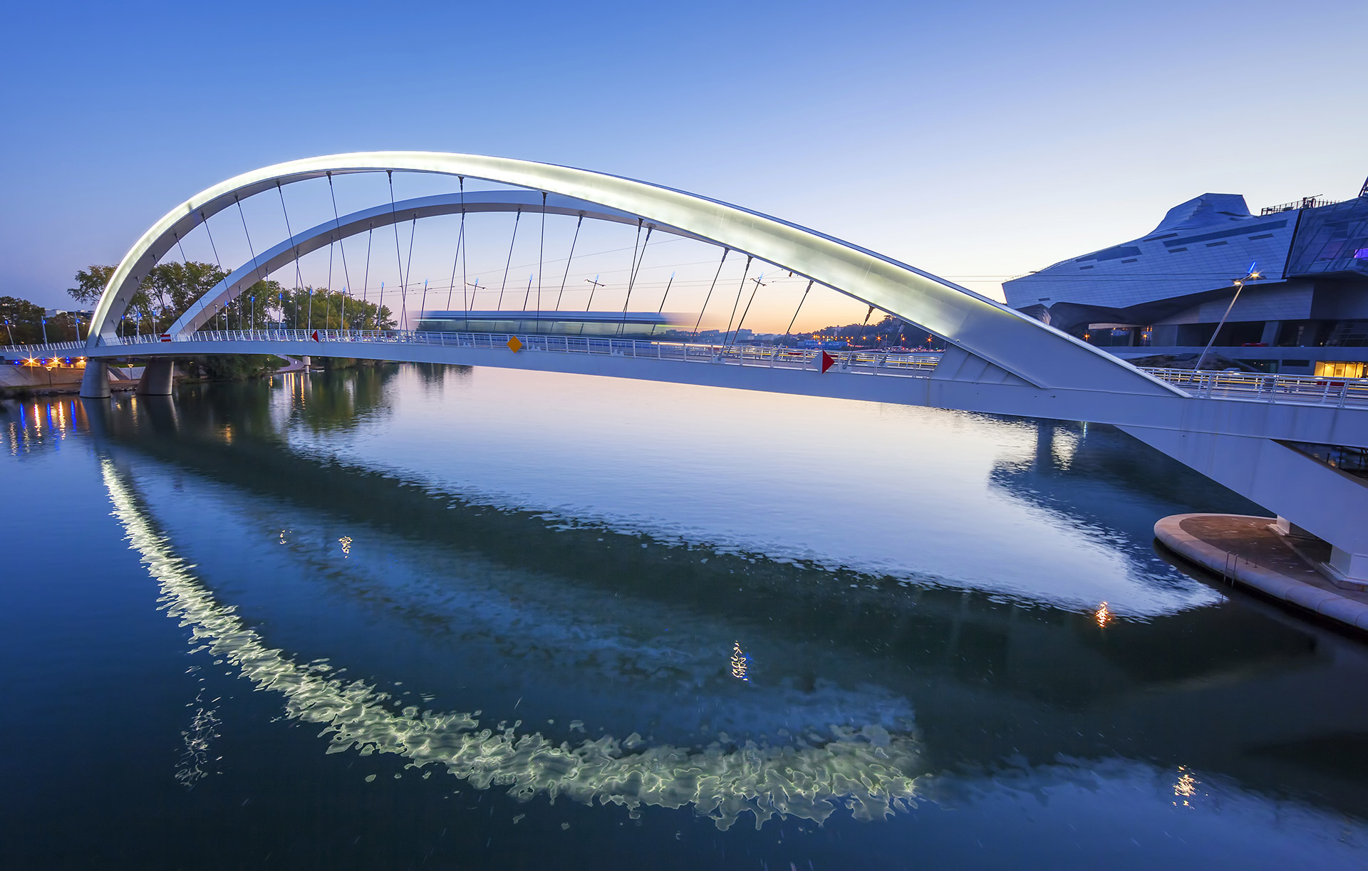 Pont Raymond Barre à la Confluence © Frédéric Prochasson / Shutterstock 244569208