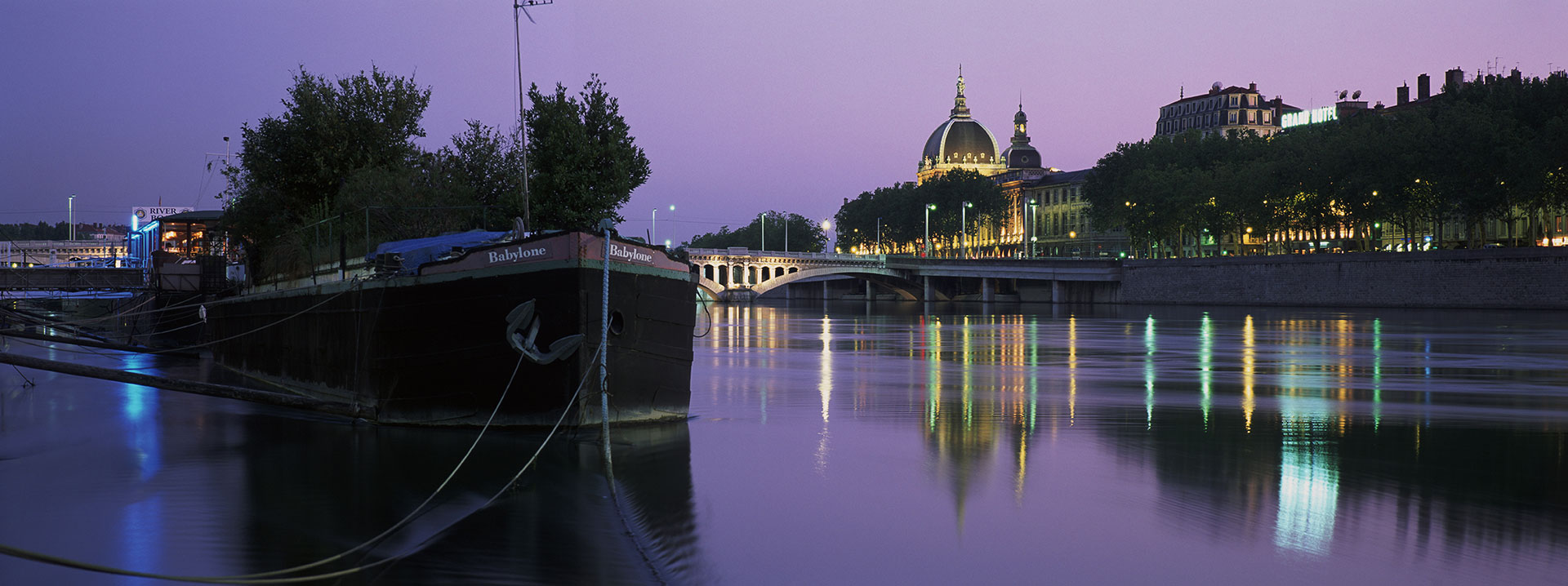 Le Rhône, péniche et Hôtel-Dieu © Tristan Deschamps