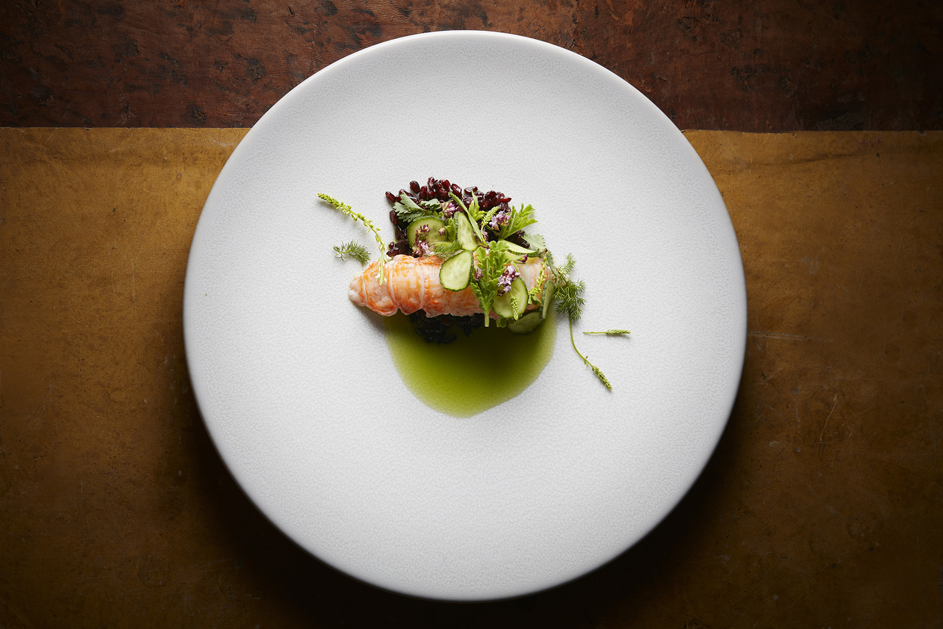 Les Apothicaires - Langoustine cuite à la vapeur de Verveine, riz noir grill eau de concombre et herbes et fleurs d'été © Thomas Dhellemmes