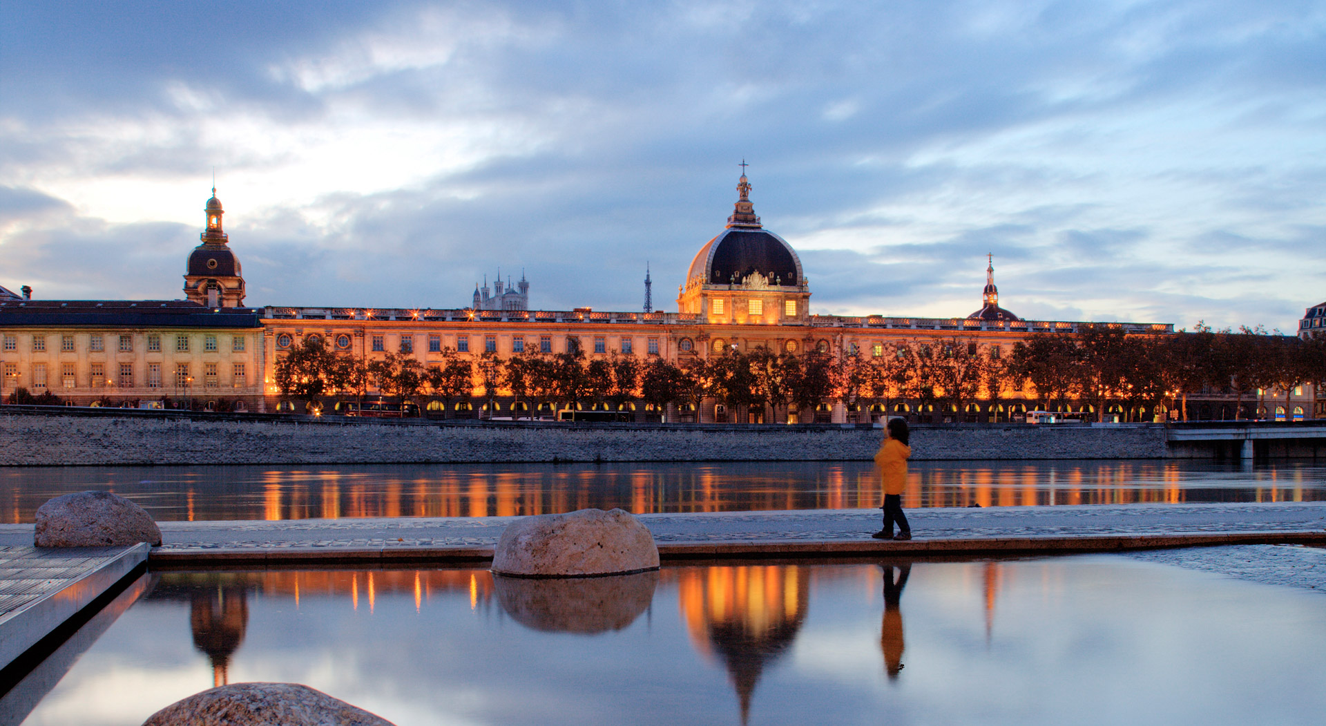 Le Grand Hôte-Dieu vu des berges du Rhône © Tristan Deschamps