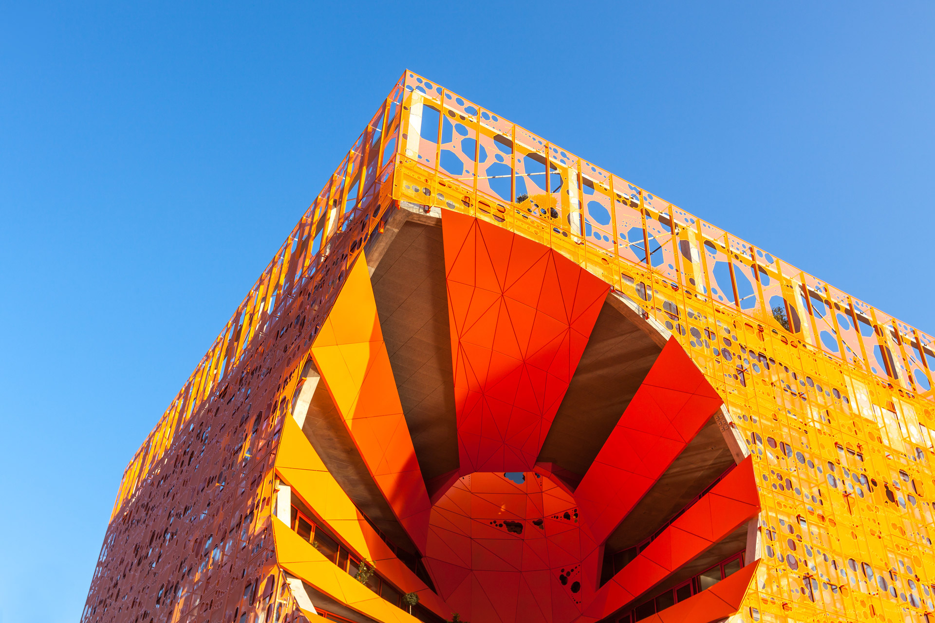 Le Cube orange à la Confluence © Shutterstock / Dvoevnore ©Jakob + MacFarlane architectes