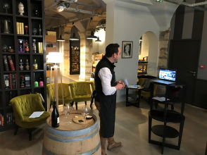 Vincent, sommelier de la Maison Guyot quai Saint-Antoine, lors d'une dégustation en visio.