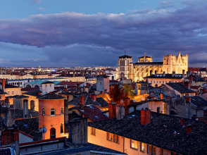 Le Vieux-Lyon de nuit © Krom Galerie