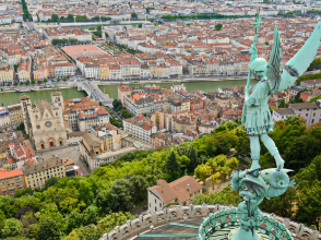 Statue de Saint-Michel sur la basilique de Fourvière, surplombant la ville de Lyon  © Gaël Fontaine