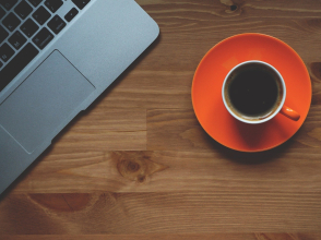 Tasse de café et clavier d'ordinateur © freephotocc / Pixabay