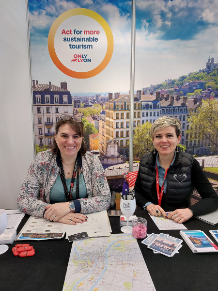 Stéphanie et Mathilde sur le stand Lyon diu IMM Londres 2023 © Mathilde Carpentier