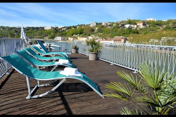 La terrasse du studio-péniche Acis et Galatée - Photo Yves Janin